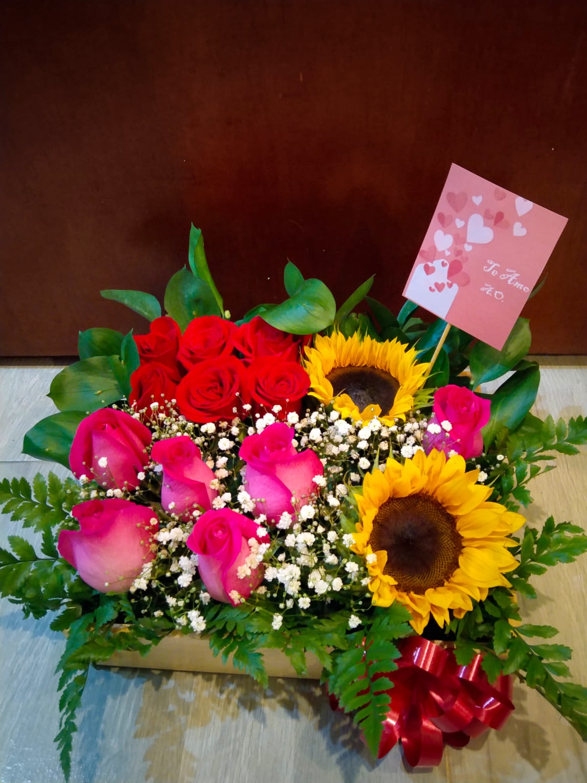 Caja tequiero x 6 rosas 2 girasoles – flores a domicilio Zipaquira