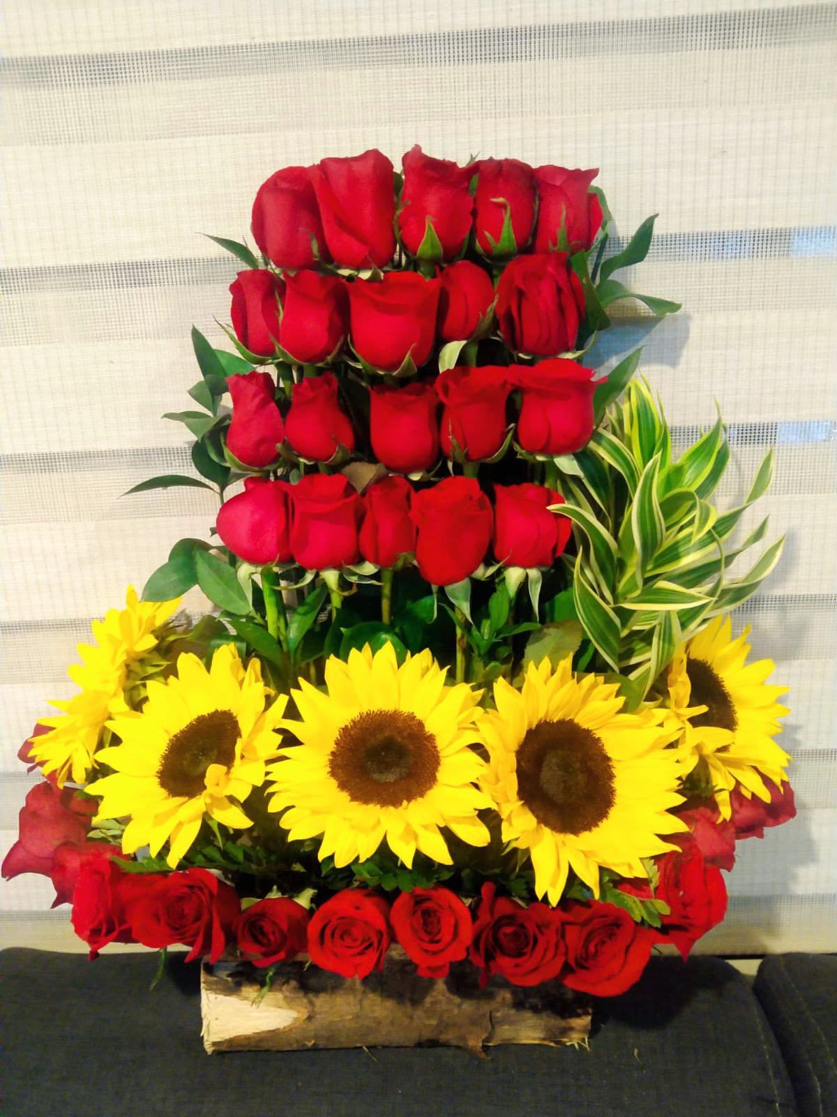 Arreglo por 36 rosas 5 girasoles – flores a domicilio Zipaquira