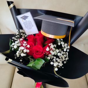 Bouquet graduación, con 12 rosas y birrete