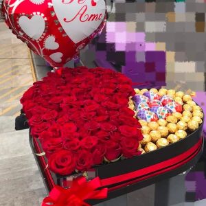 Corazón de 100 rosas, 50 ferrero y 8 huevos kínder