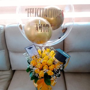 Jarrón con 24 rosas, gorro de grado y globo burbuja