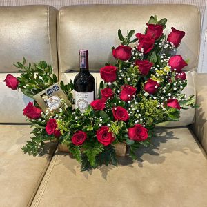 Arreglo curvo con botella de vino tinto y ferrero por 4