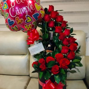 Arreglo de rosas con media botella de baileys y globo metalizado
