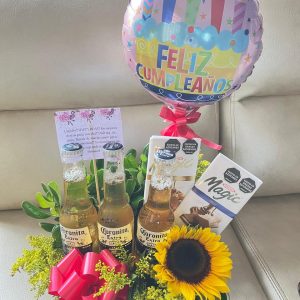 Caja con cervezas, chocolatinas, girasol y globo