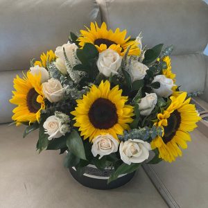 Cilindro de girasoles y rosas