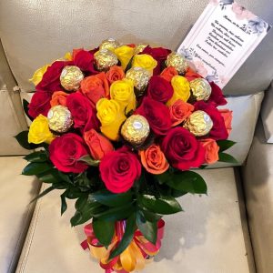 Jarron con 30 rosas de colores y 8 chocolates ferrero