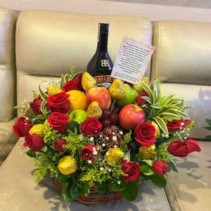 Canasta frutal con media botella de baileys y fresas achocolatadas